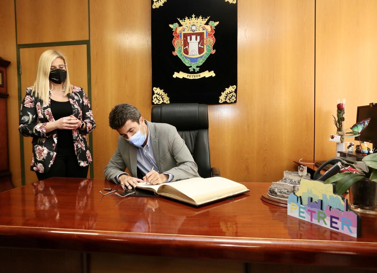 Carlos Mazón firmando en el libro de honor de Petrer en presencia de la alcaldesa Irene Navarro.