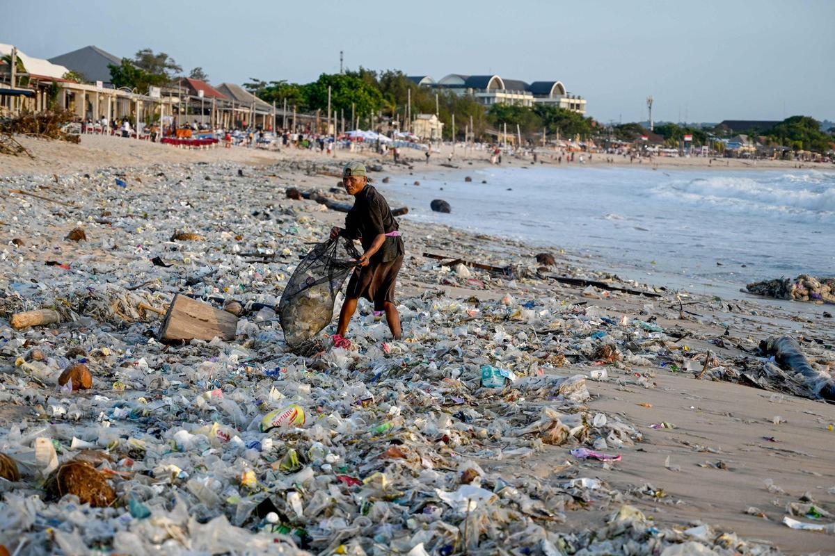 La basura se acumula en las playas de Bali tras la temporada de lluvias por la falta de gestión de residuos