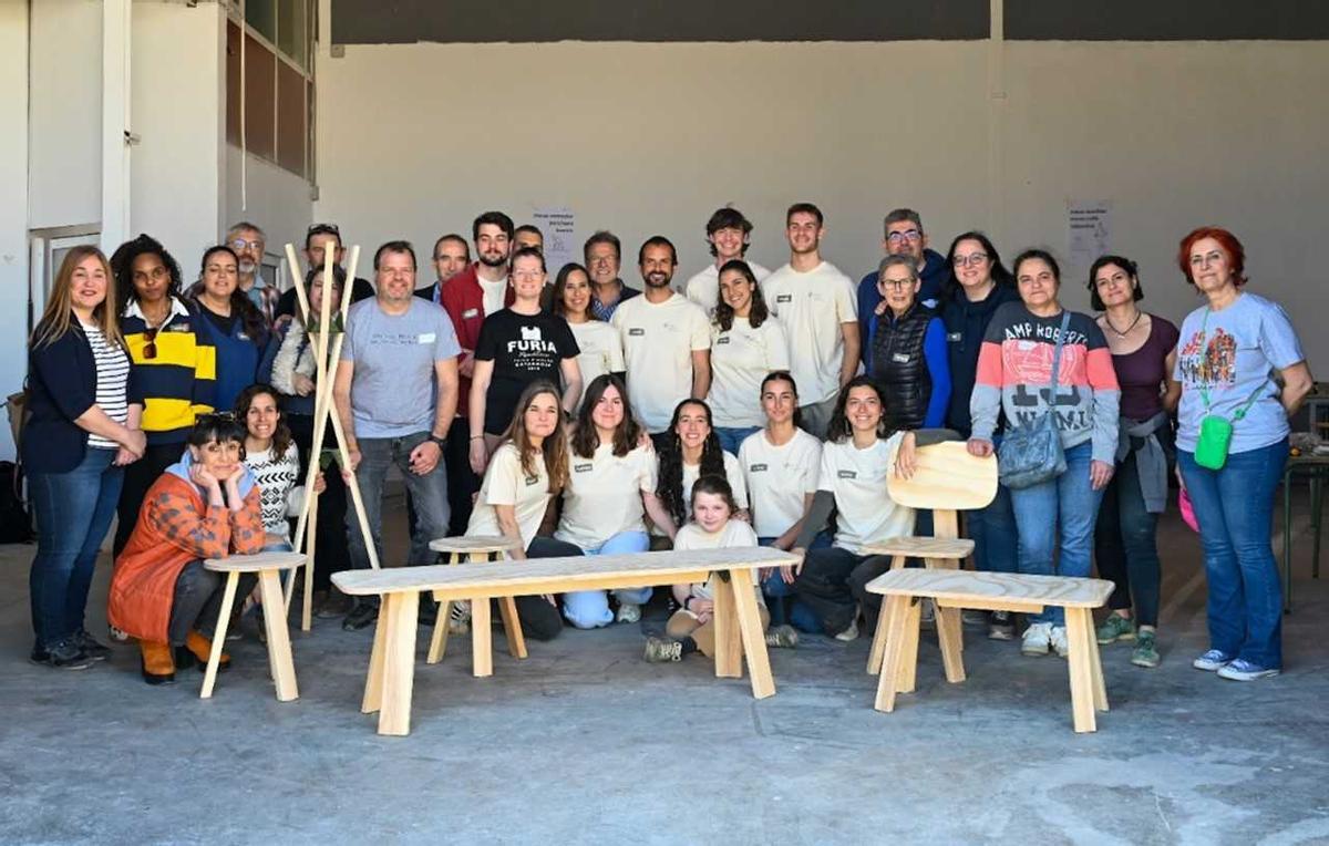 Asistentes al taller de fabricarmuebles en Catarroja.