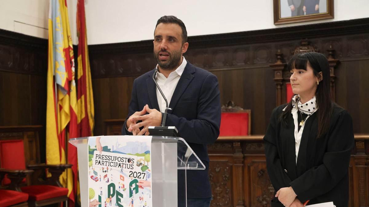 Darío Moreno y María Rubio durante la presentación de los III Presupuestos Participativos de Sagunt.