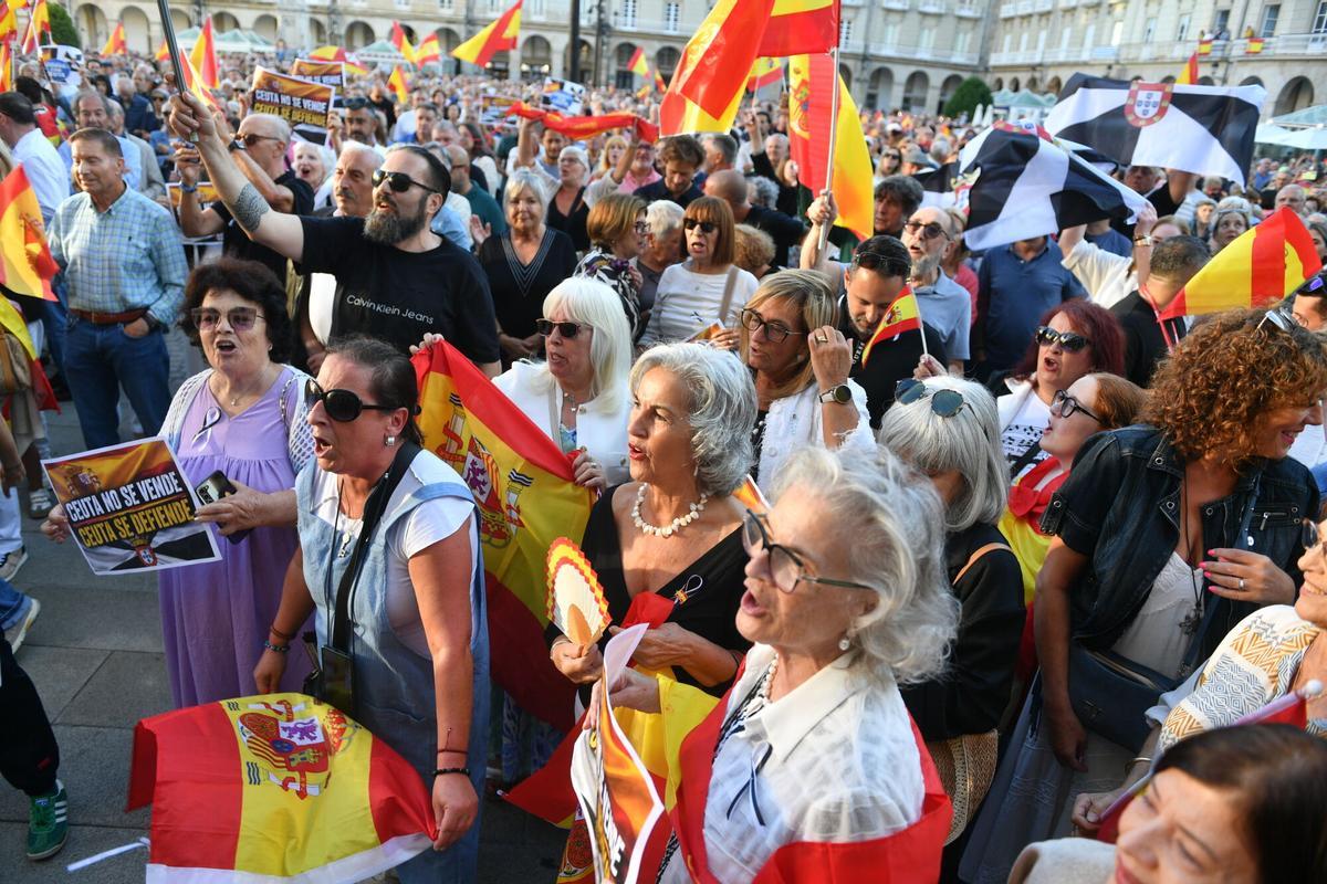 Entre los gritos más repetidos en la tarde de este miércoles estuvieron «Ceuta no se vende, Ceuta se defiende», «Ceuta aguanta, España se levanta» e «Invasores, expulsión».