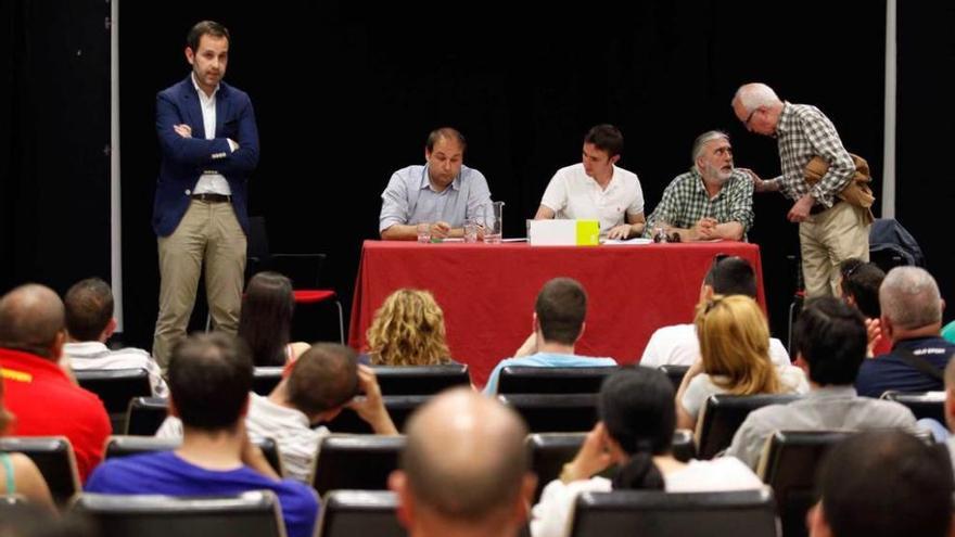 Diego del Valle, primero por la izquierda, durante un momento de la asamblea de &quot;Tu fe nunca decaiga&quot;.