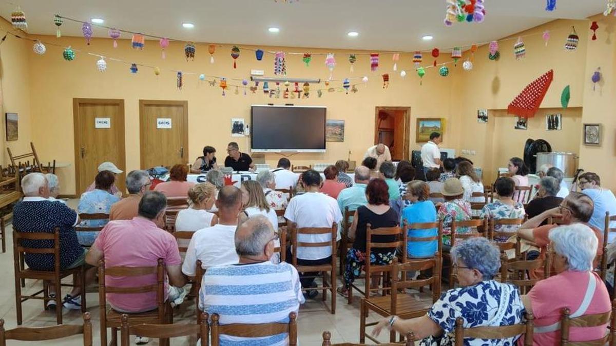 Imagen de la charla sobre la planta de hidrógeno verde proyectada en Pobladura del Valllde, este domingo en Coomonte.