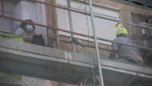 Obras de rehabilitación en edificios degradados de Barcelona