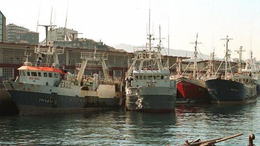 Barcos de Gran Sol amarrados en O Berbés en la década de los 90.