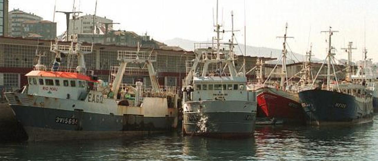 Barcos de Gran Sol amarrados en O Berbés en la década de los 90.