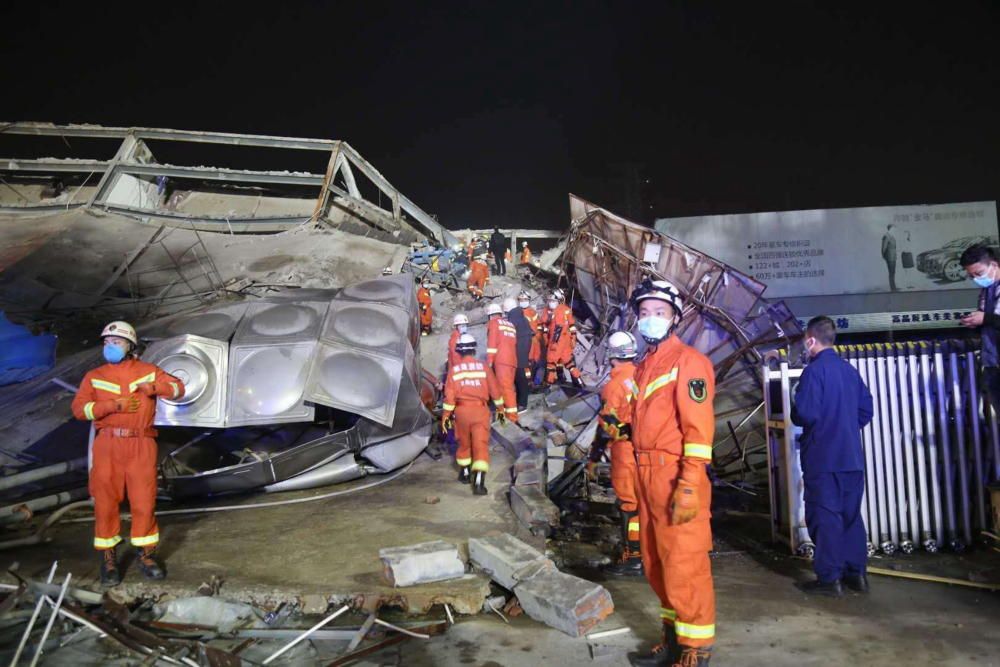 Al menos 4 muertos en el derrumbe de un hotel en China