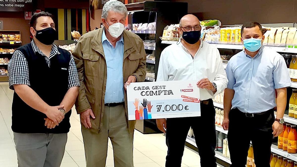 Los responsables de Eroski han hecho entrega del dinero a Cáritas de Ibiza y Formentera.