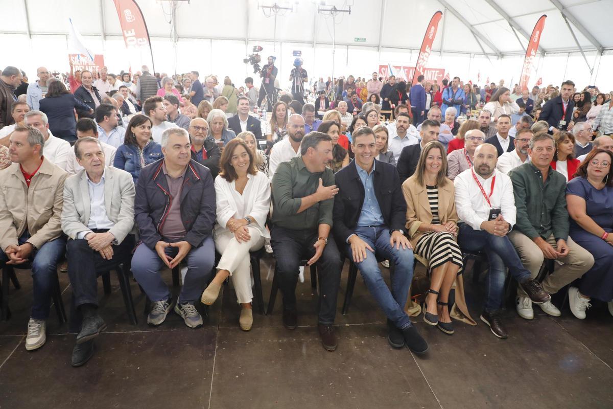 El presidente del Gobierno en funciones, rodeado con dirigentes socialistas y el alcalde de Vigo, entre otros, en el acto de hoy