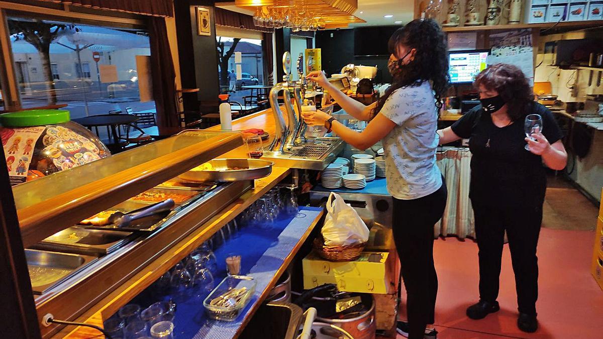 Dos camareras en el interior de un bar de Benavente. | E. P.