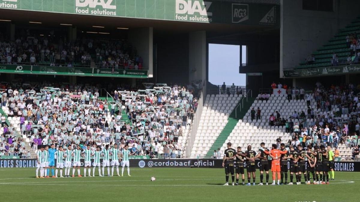 Antes del inicio del encuentro se guardó un minuto de silencio en memoria de las víctimas de la DANA.