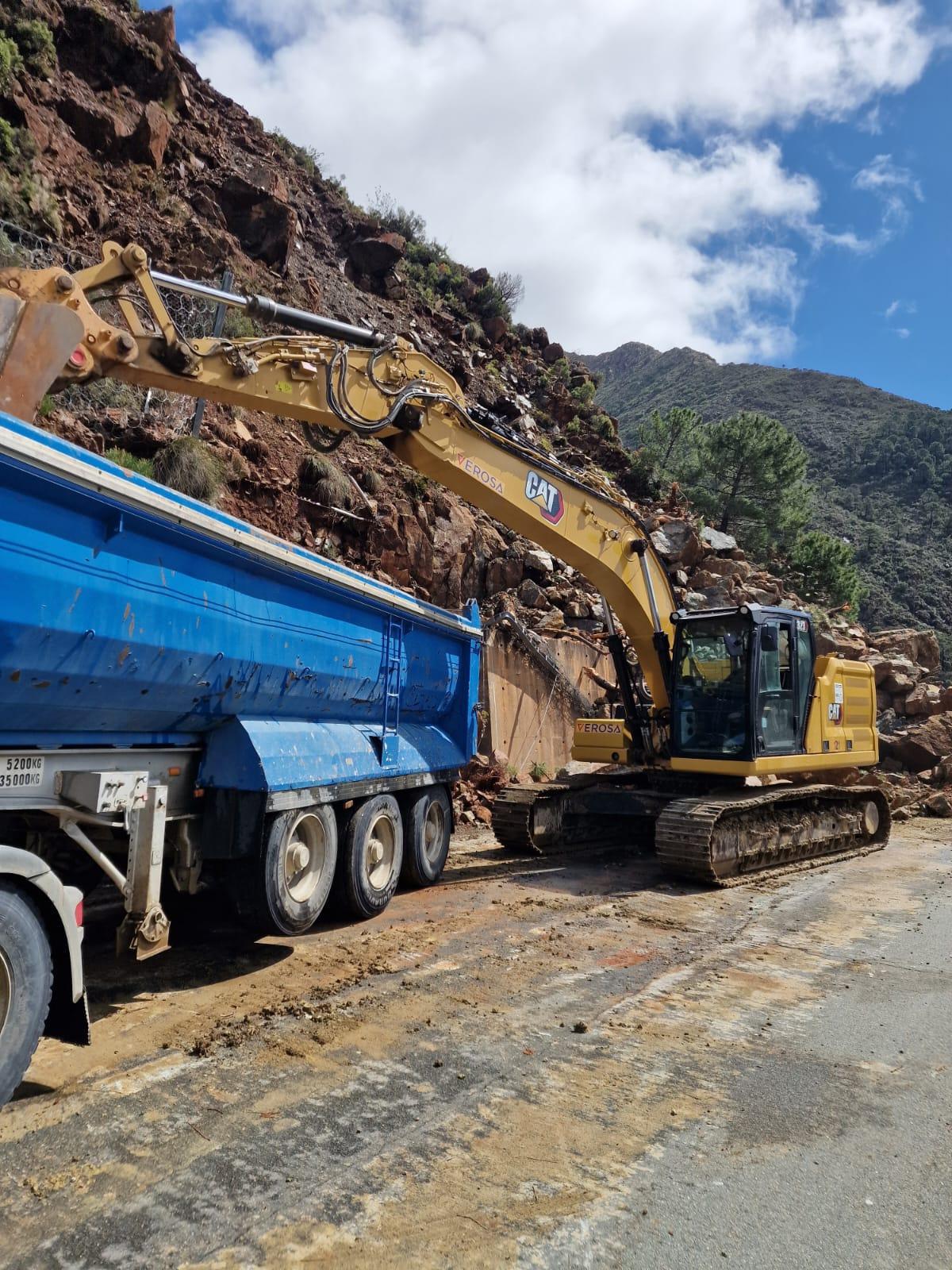 Obras en la A-397 por los desprendimientos producidos, que mantienen cortada la vía que une San Pedro y Marbella.