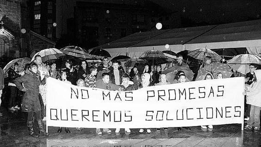 Los alumnos y padres del Colegio de Moreda, durante una protesta por los retrasos de Educación.
