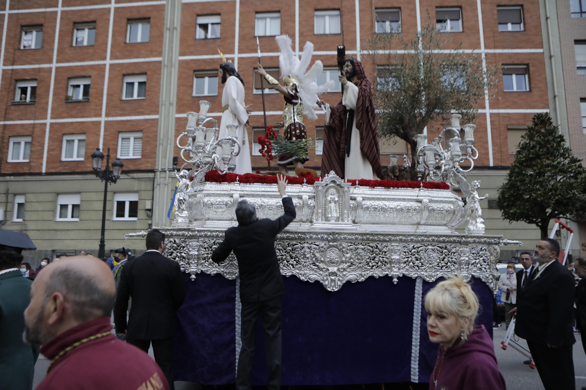 Los Estudiantes llevan al Señor de la Sentencia desde el cielo al Paraíso