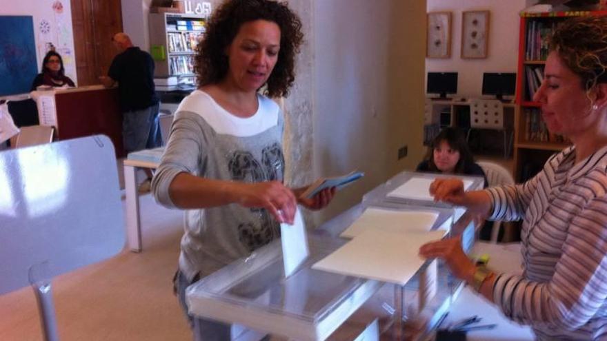 Catalina Cladera, del PSOE, ejerciendo su derecho al voto.