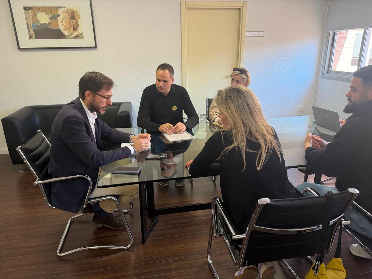 Reunión en València con el director general de Infraestructuras Educativas tras la concentración en València.