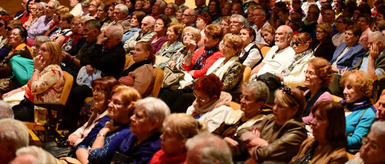 Usuarios de los centros de mayores de la Isla en el acto de la Obra Social La Caixa celebrado ayer en el Auditorio Alfredo Kraus.