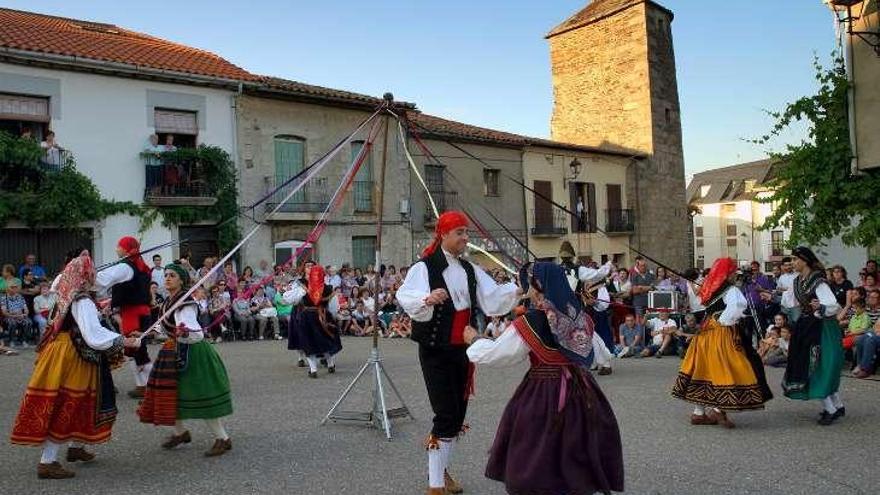 A la derecha, uno de los bailes tradicionales ofrecidos en el festival. A la derecha, el grupo de Sicilia durante la espectacular demostración de malabares con banderas.