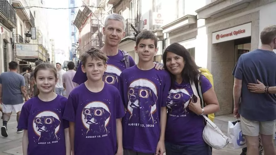 Turistas de todo el mundo llegan a A Coruña para ver el eclipse