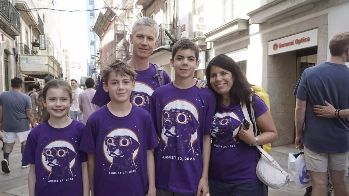 Turistas de todo el mundo eligen A Coruña para contemplar el eclipse solar: "Llevamos un año planeando este viaje"