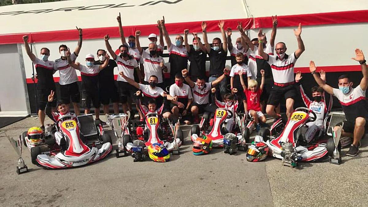 Christian Costoya, con el número 61 en su kart, celebra la victoria con su equipo. |