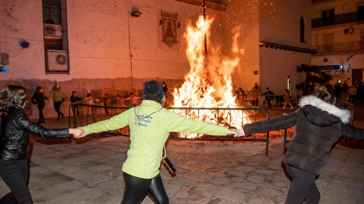 La cremà de la hoguera en honor a Sant Antoni en Moraira