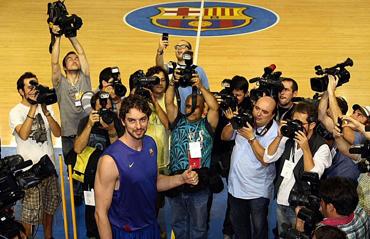 2011 Pau Gasol posa ante los medios en un entrenamiento del FC Barcelona.