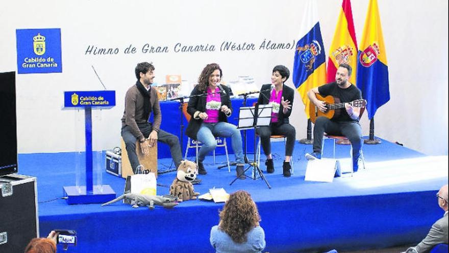 Actuación de miembros del proyecto Cancionero Isleño, ayer en el Cabildo.