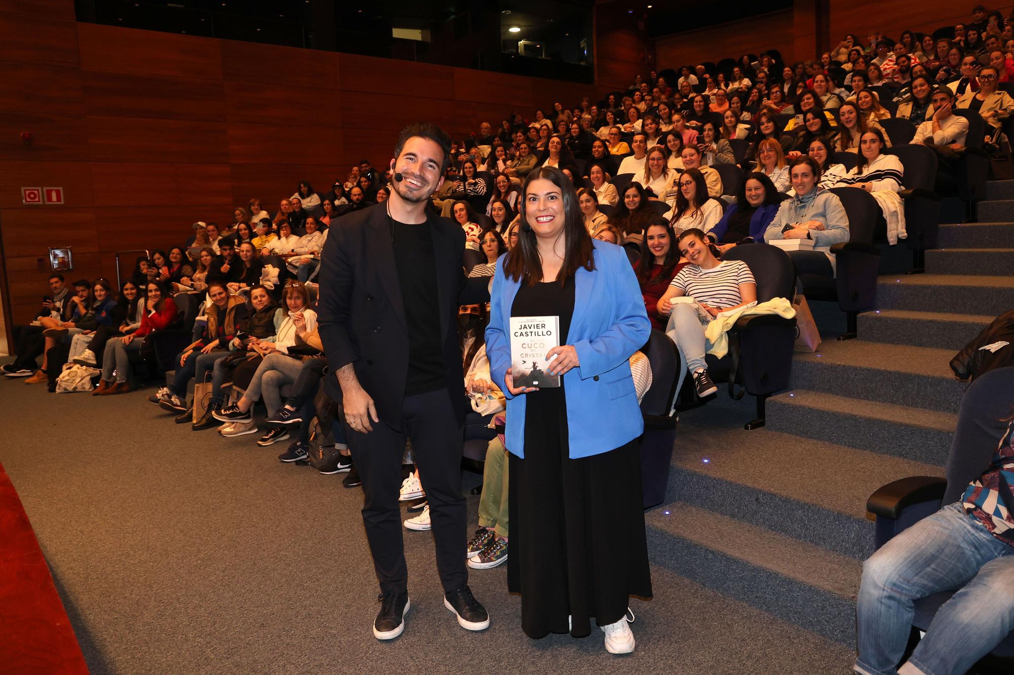 El autor de best sellers Javier Castillo, en Club Faro, ante un abarrotado auditorio de Afundación