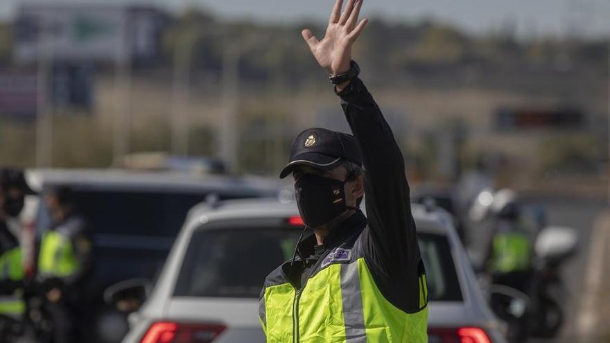 Control policial de tráfico durante el puente de Todos los Santos.