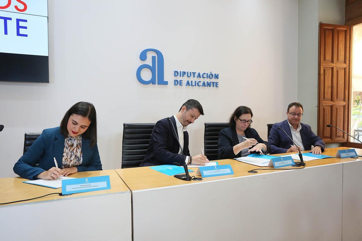 Los representantes de los archivos, en la firma del acuerdo institucional
