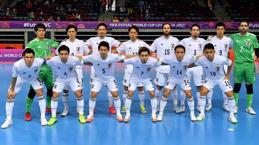 Shimizu, el segundo por la derecha de pie, con la selección de Japón.