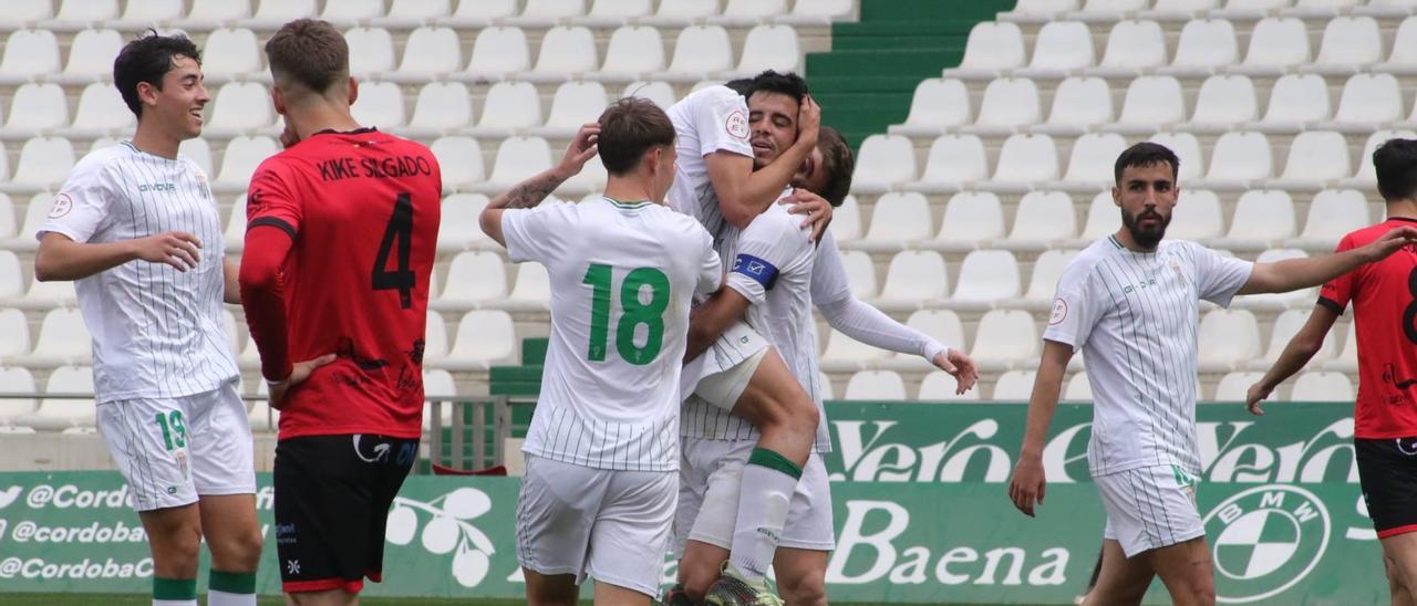 Los jugadores del Córdoba CF B celebran un tanto ante el Ayamonte en El Arcángel.