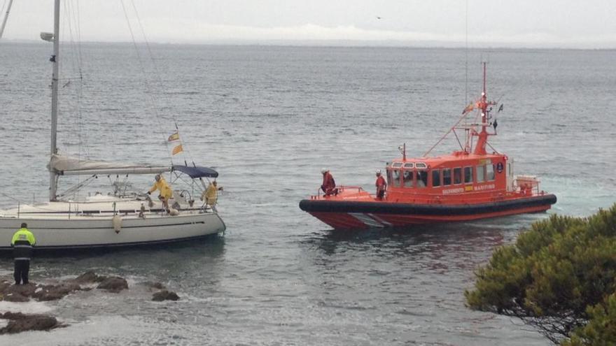 Salvament Marítim rescata un veler encallat a l&#039;Almadraba