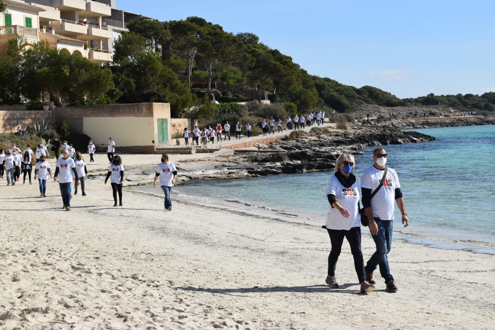 Marcha reivindicativa en la Colònia de Sant Jordi exigiendo un plan de rescate para el sector turístico