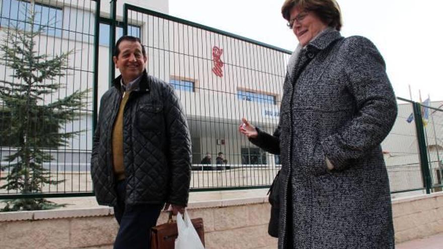 José Ramón Francés y Elisa Ribera, ayer, ante el Palacio de Justicia de Ibi.