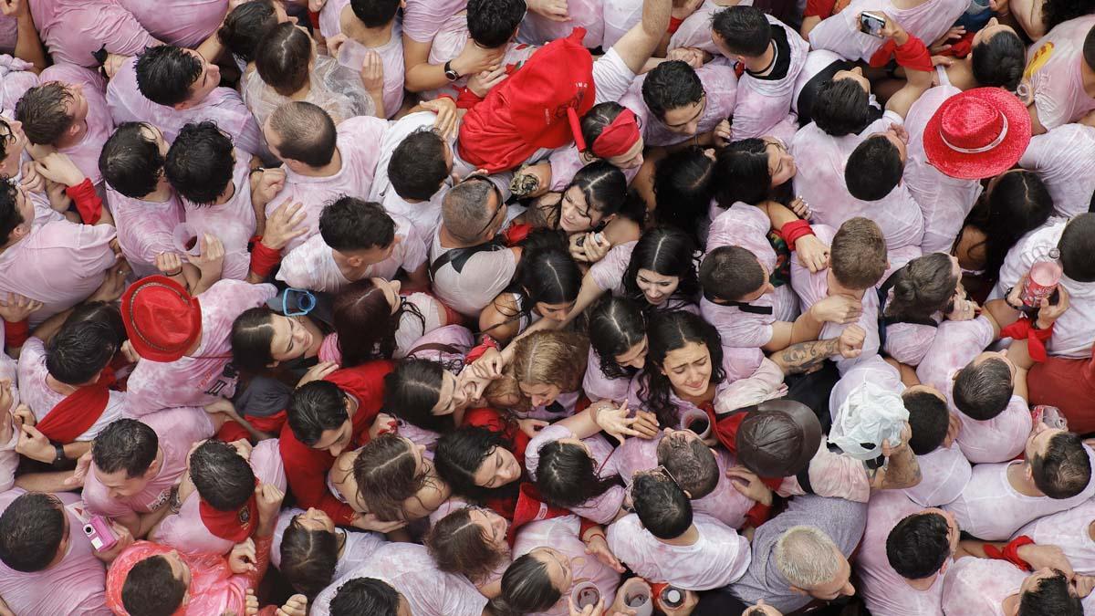  Cientos de personas disfrutan en la Plaza Consistorial de Pamplona este miércoles antes del chupinazo de los Sanfermines 2022.