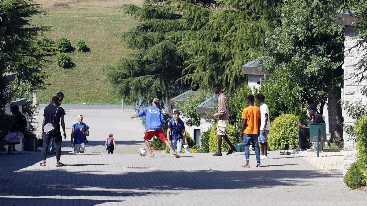 Jóvenes malienses juegan al fútbol en Santiago.