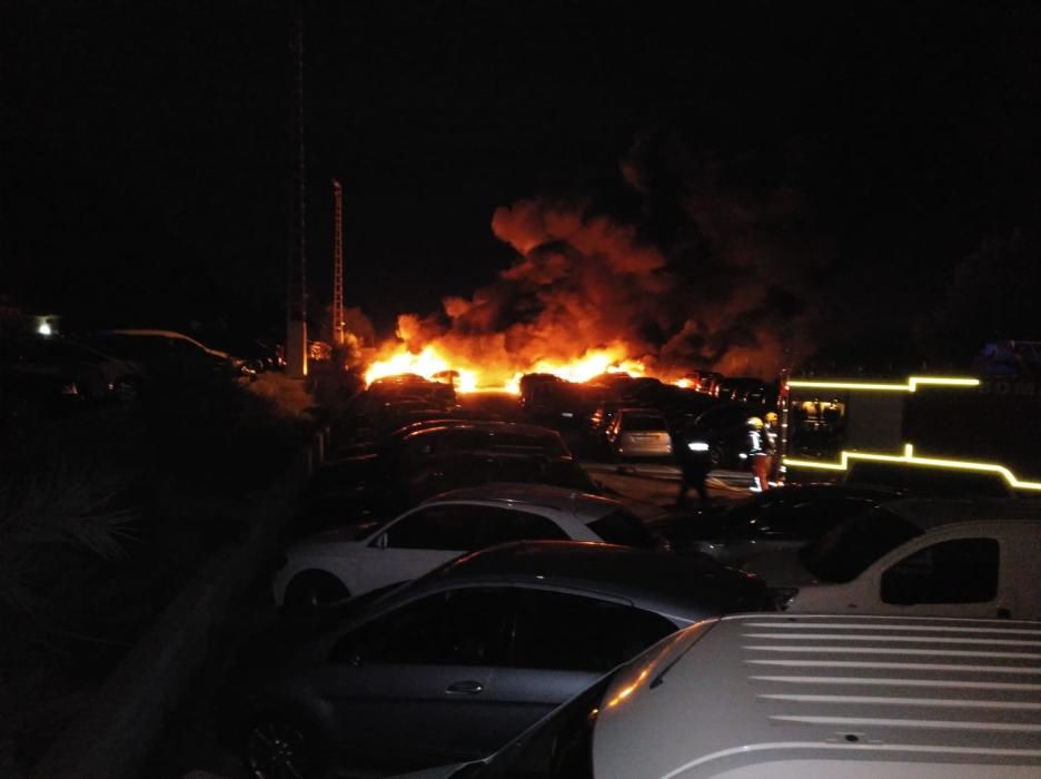 Un gran incendio calcina más de 40 coches en un almacén de vehículos en Alicante