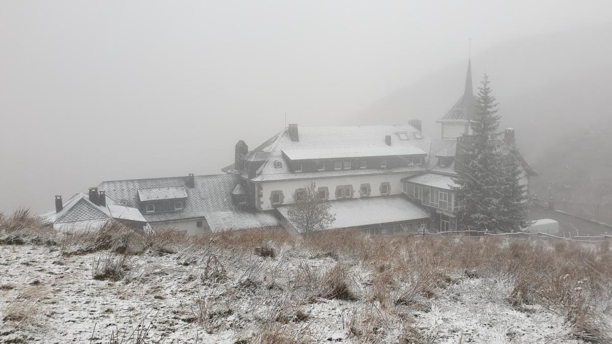 Así está esta mañana la zona del parador de Pajares.