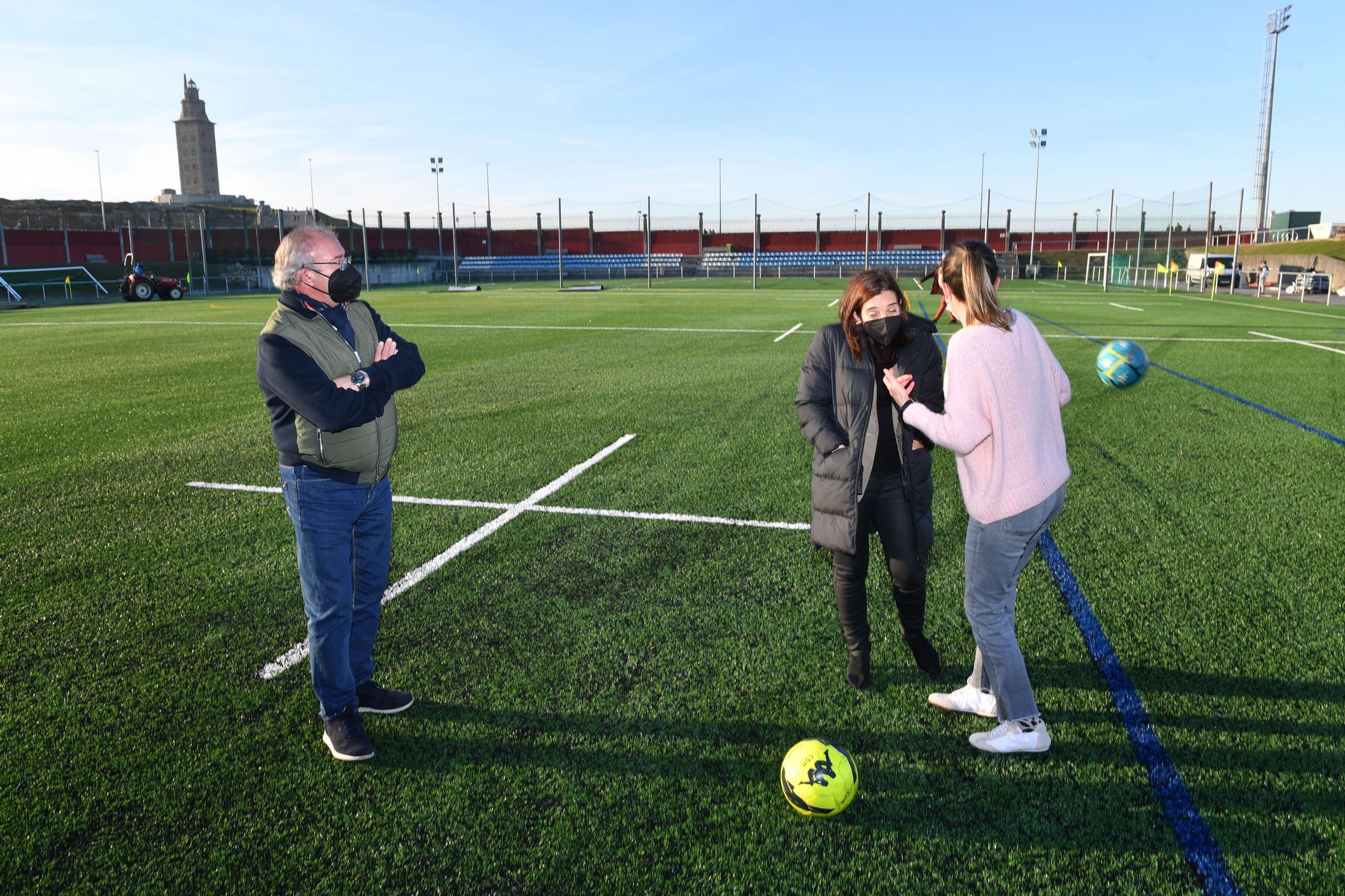 La ciudad deportiva Arsenio Iglesias renueva su césped artificial