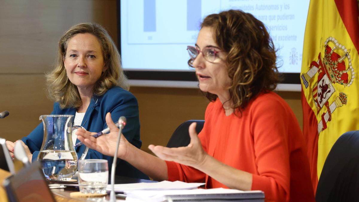 La vicepresidenta primera en funciones, Nadia Calviño, y la ministra de Hacienda en funciones, María Jesús Montero,  en una rueda de prensa.