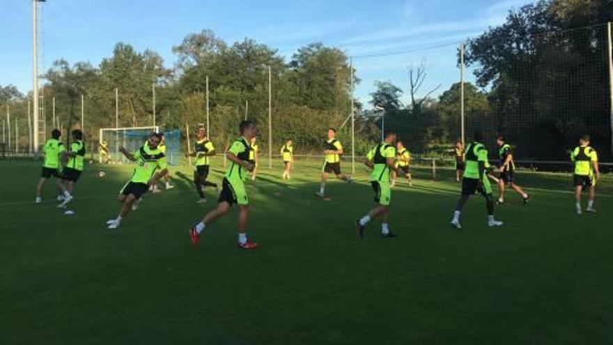 Los jugadores del Elche, ayer, en el último entrenamiento en Oviedo.