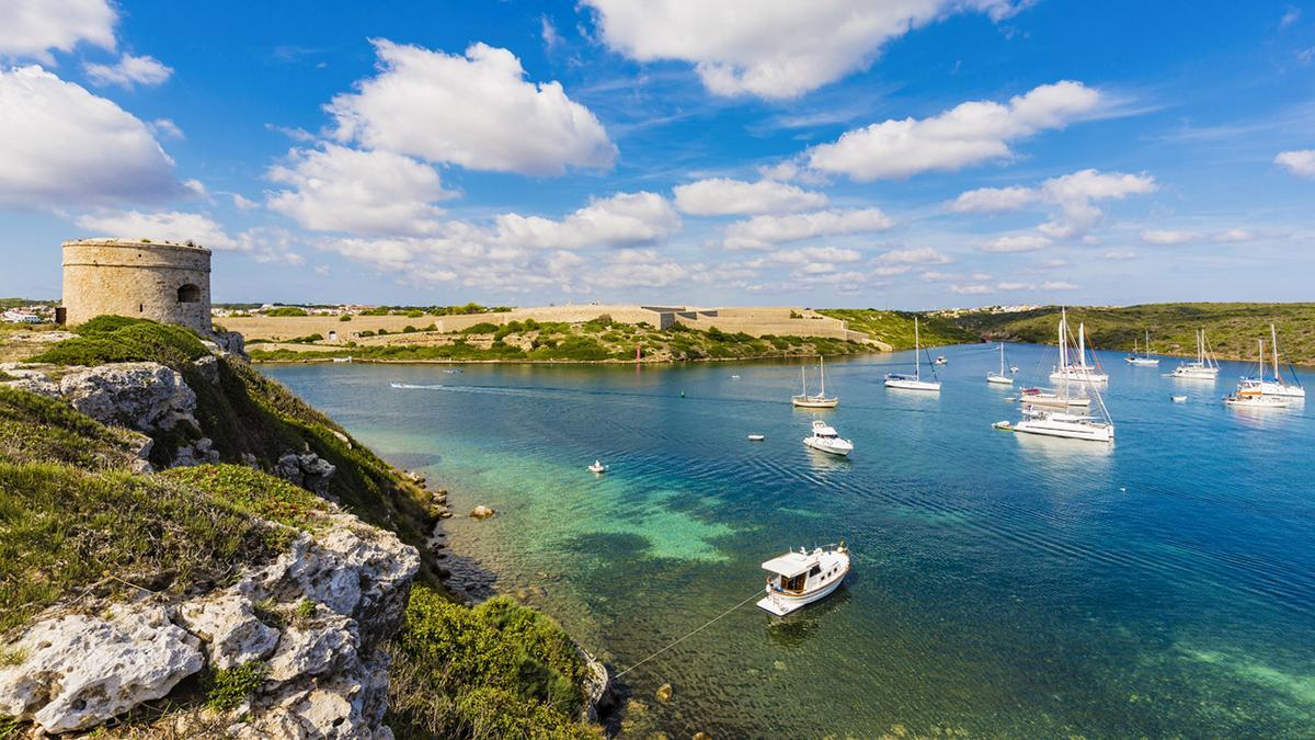 La Fortaleza de La Mola domina esta pequeña bahía de Mahón, uno de los enclaves clave para entender el pasado militar y estratégico de Menorca.