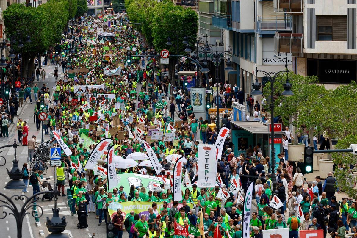 Taxistas y docentes colapsan el centro de València con sus protestas