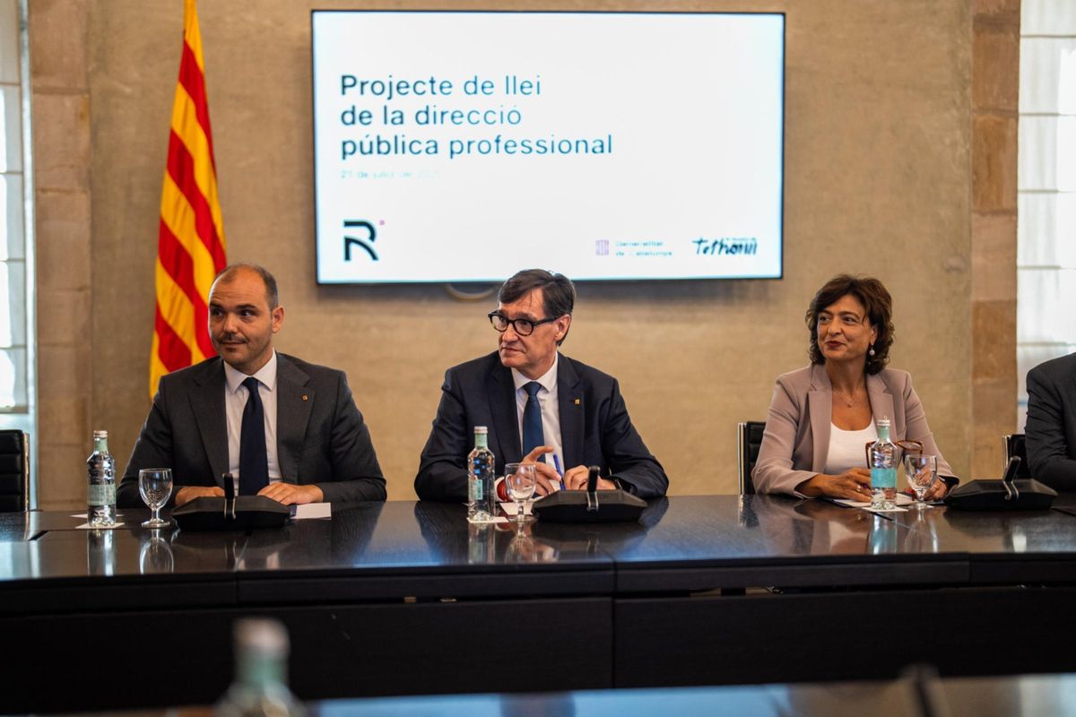 El president de la Generalitat, Salvador Illa, el conseller Albert Dalmau y la secretaria general de Presidencia, Eva Giménez, este lunes