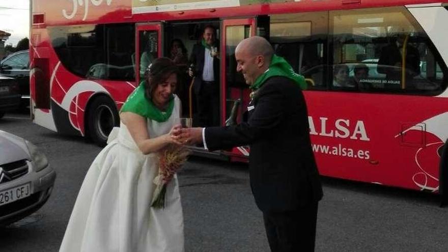 Paula Barreal y Pablo Gallego toman un culete delante del autobús.