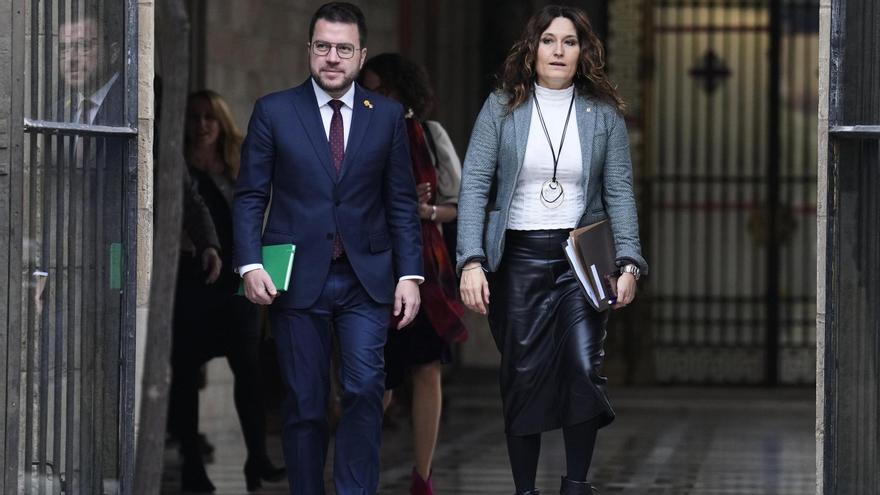 El president Aragonès y la vicepresidenta Vilagrà dirigiéndose a la reunión del Govern.