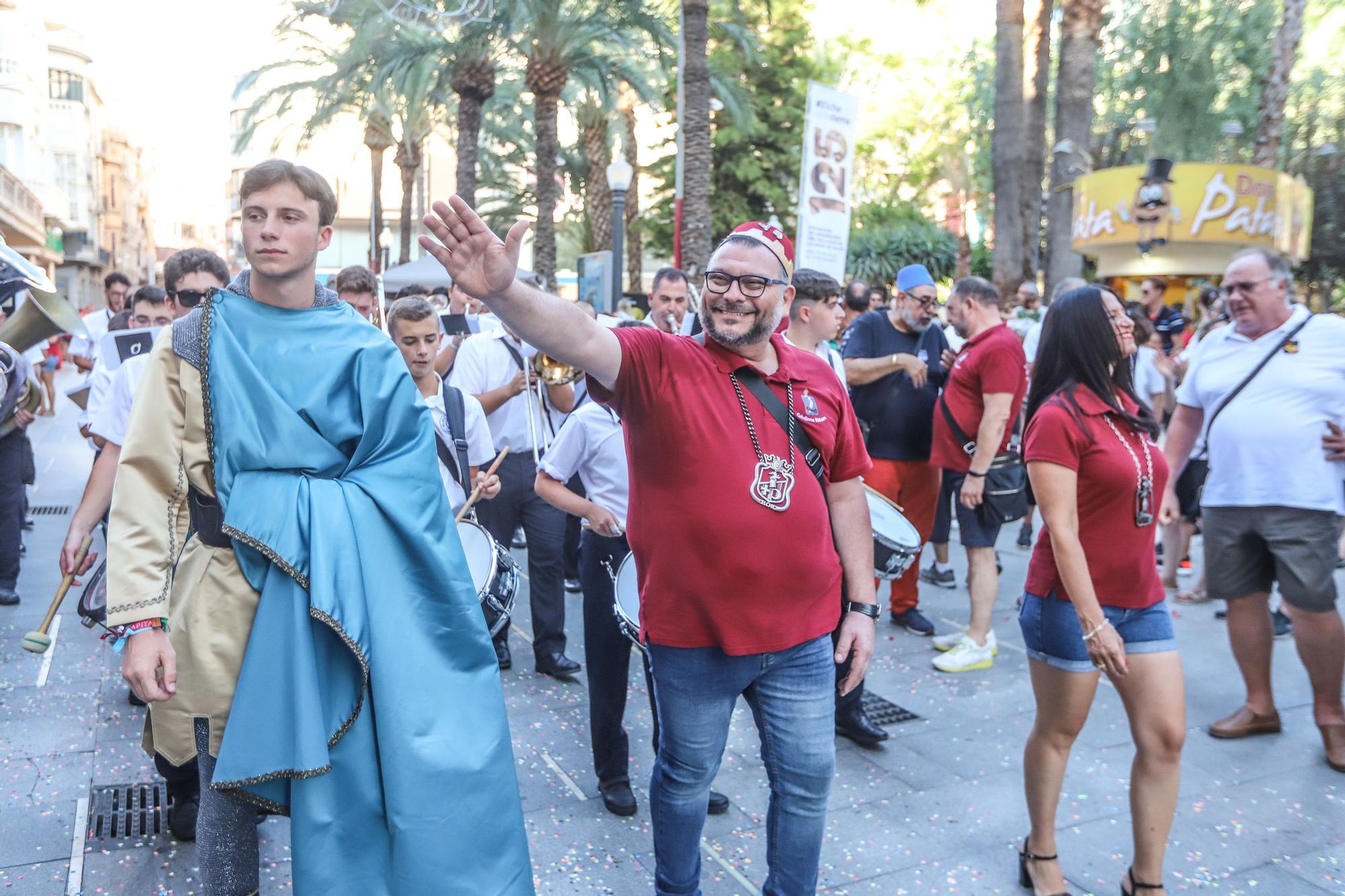 Los Moros y Cristianos de Elche recuperan su Entraeta