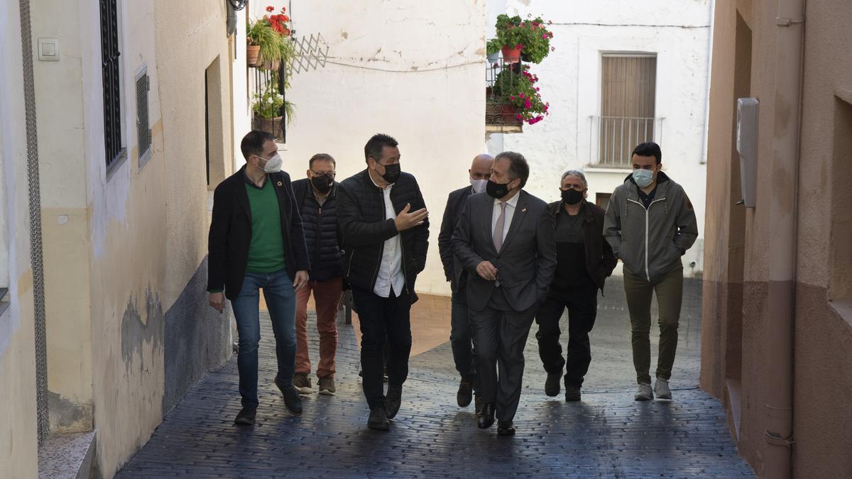 Otra foto de la visita del presidente de la Diputación a Vall de Almonacid.